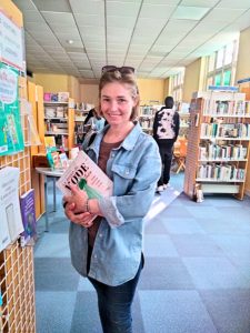 Immersion à la médiathèque de Flers - jeune femme livre en main