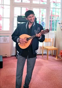 Immersion à la médiathèque de Flers - Homme avec un ukulele